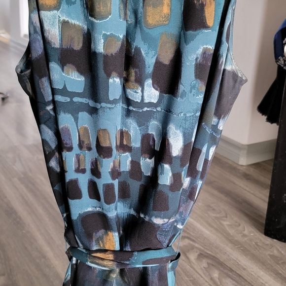 Guess blouse. Size 2. - Picture 2 of 3